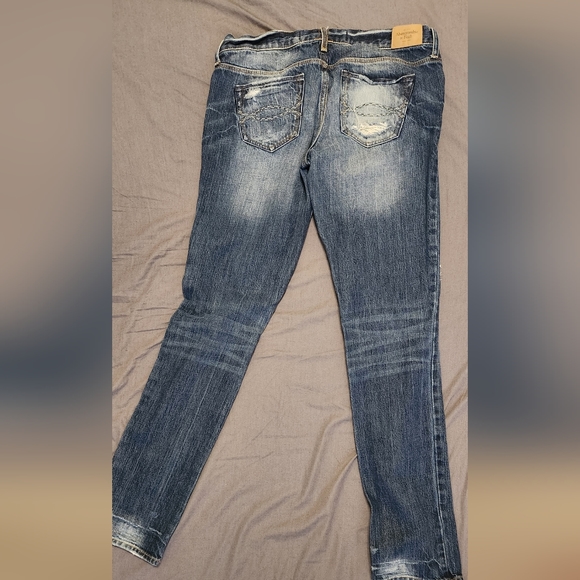 Abercrombie and Fitch - Picture 14 of 15